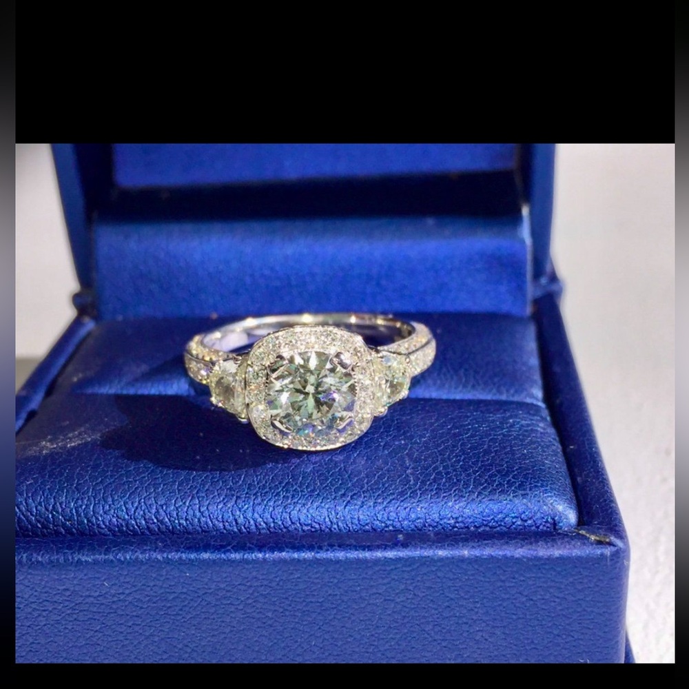 Ladies 18K White Gold & Diamond Engagement Ring